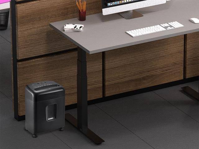 10-Sheet Crosscut Paper and Credit Card Shredder D340563